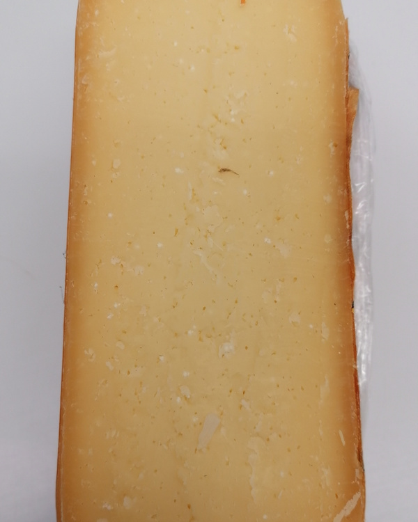 Salzablagerung auf Käse unter der Folie 