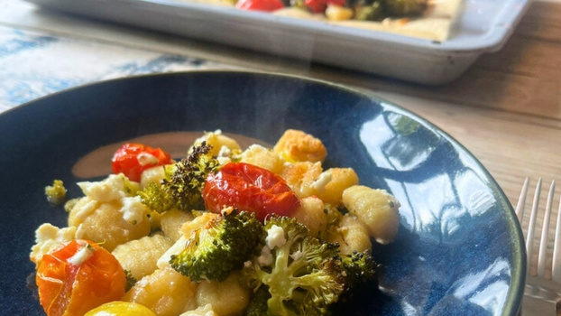 Rezeptbild für Ofen-Gnocchi mit Brokkoli, Kirschtomaten & Feta