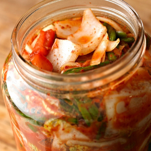 KI generiert: Ein Glas mit frischem Kimchi, vollgepackt mit verschiedenem Gemüse.