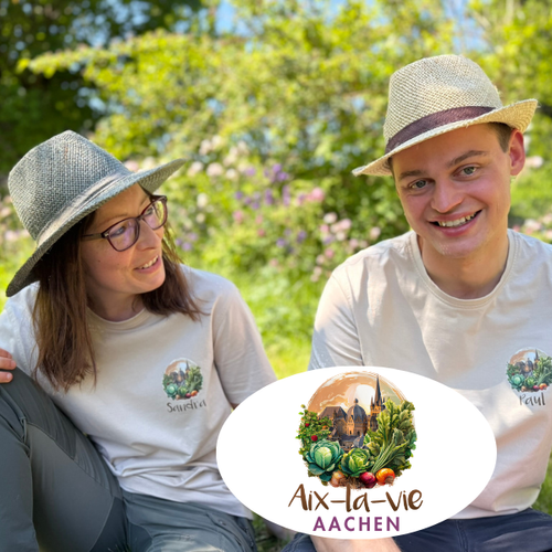KI generiert: Zwei Personen mit Strohhüten im Garten, Logo „Aix-la-vie AACHEN“.