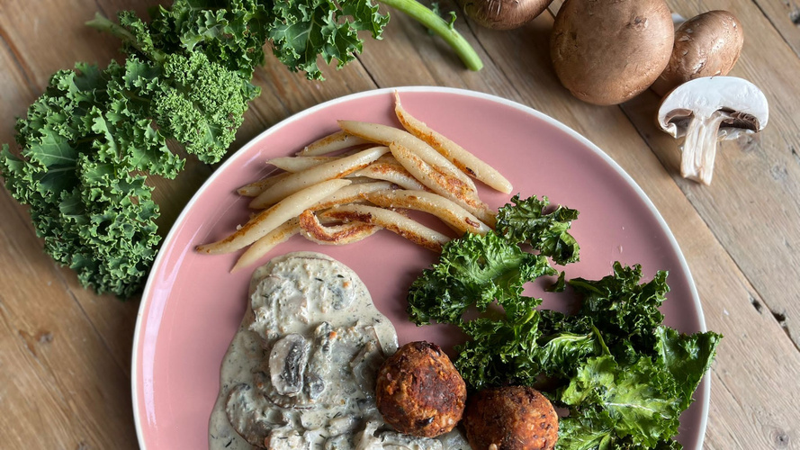 Rezeptbild für Protein-Bällchen mit Pilzrahmsoße und Grünkohl-Chips