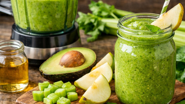 Rezeptbild für Grüner Smoothie mit Sellerie, Avocado und Birne