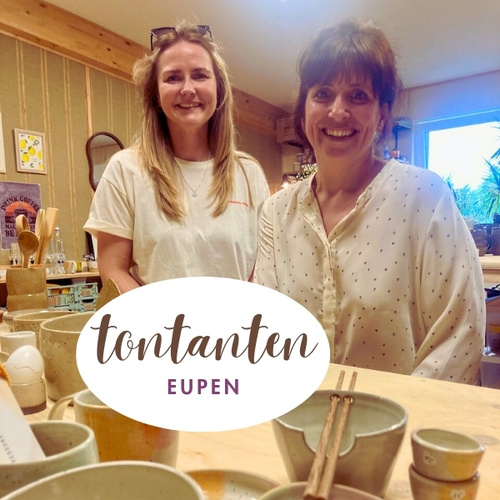 KI generiert: Zwei Frauen in einem Geschäft mit Keramikartikeln; Text: "tontanten EUPEN".