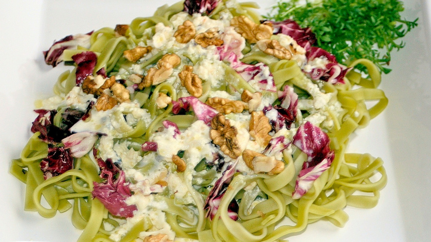 Rezeptbild für Radicchio-Nudeln mit Käse-Walnuss-Sauce