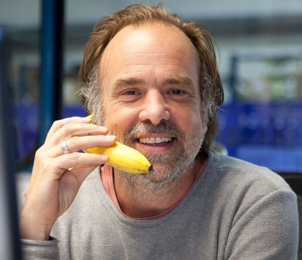 Bild einer Kundenservice Mitarbeiterin mit Text Du hast noch Fragen?