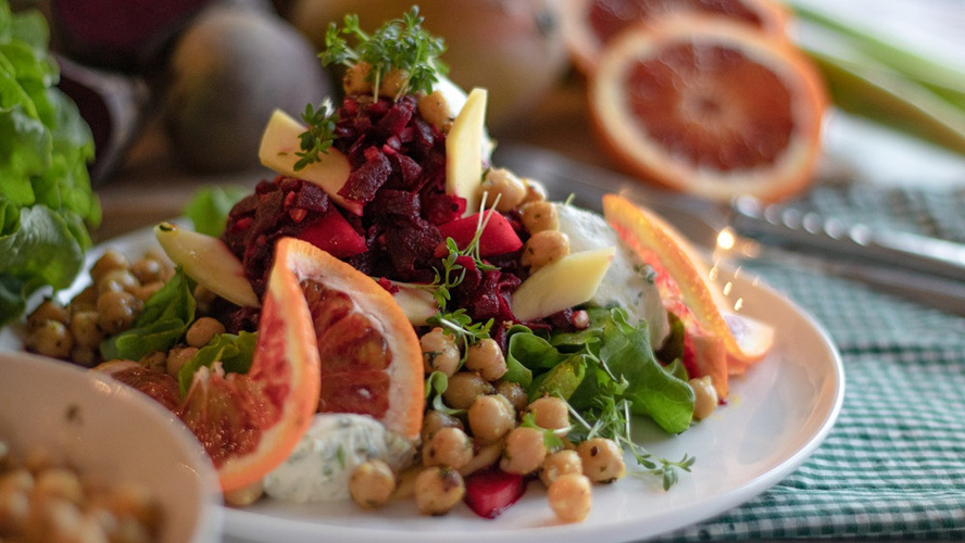 Rezeptbild für Lauwarmer Rote-Bete-Mango-Salat mit Kressecreme & Kichererbsen