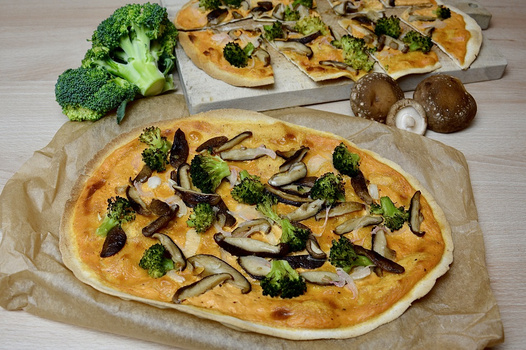 Rezeptbild für Flammkuchen mit Pilzen und Brokkoli