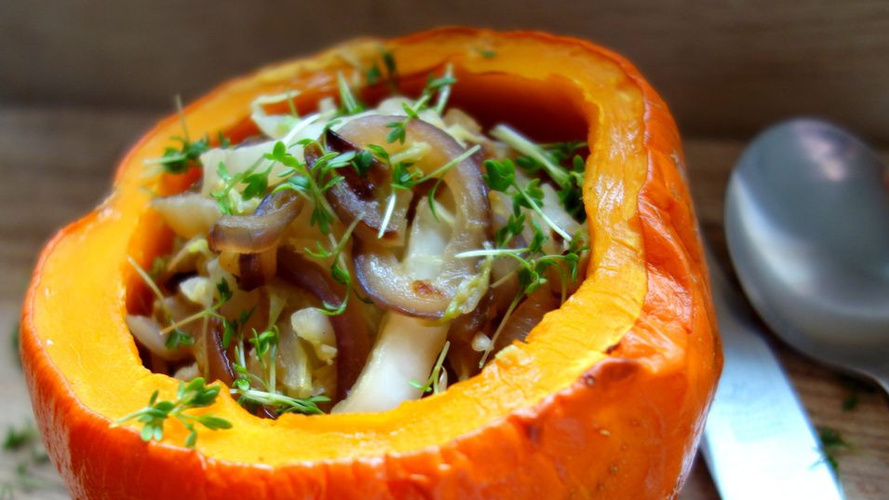 Rezeptbild für Warmer Chinakohlsalat im Kürbis