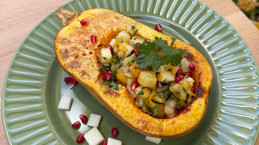 Rezeptbild für Butternut-Kürbis gefüllt mit Ziegenkäse & Granatapfel