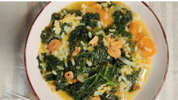 Rezeptbild für Kürbis-Reis-Eintopf mit Grünkohl und Knoblauchchips