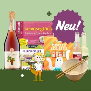 KI generiert: Das Bild zeigt eine Person, die einen blauen Korb mit verschiedenen Lebensmitteln trägt. Im Korb befinden sich verpackte Produkte wie Kaffee, Marmelade und Konserven.