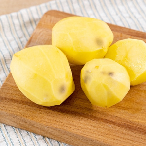 KI generiert: Das Bild zeigt fünf Kartoffeln, von denen einige grüne Stellen aufweisen, auf einem Stoffuntergrund. Die Hauptinhalte sind die Kartoffeln und deren unterschiedliche Farben.