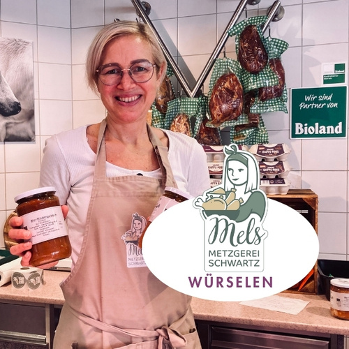 KI generiert: Eine Frau in einer Metzgerei präsentiert ein Glas. Text: "Mels Metzgerei Schwartz, Würselen", "Wir sind Partner von Bioland".