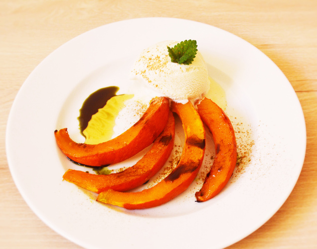 Rezeptbild für Gebackener Kürbis mit Vanilleeis