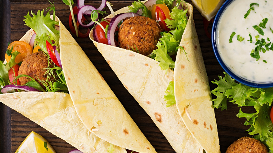 Rezeptbild für Bunte Wraps mit Rotkohl, Quinoa-Talern & Sesamsoße