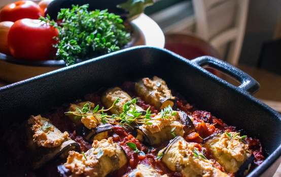 Rezeptbild für Auberginen-Tofu-Röllchen&nbsp;<br>im Tomatenbett