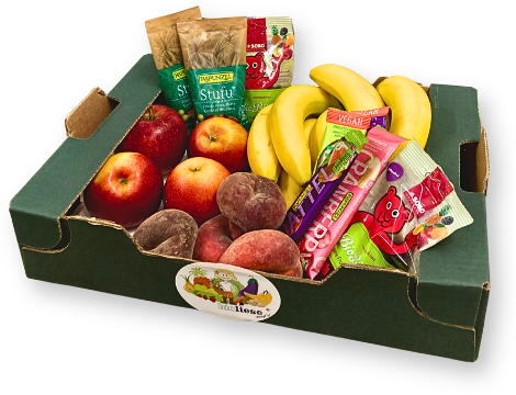 KI generiert: Eine Obstkiste mit Äpfeln, Bananen, Pfirsichen und verschiedenen Snacks. Text auf der Kiste: "biokiste".