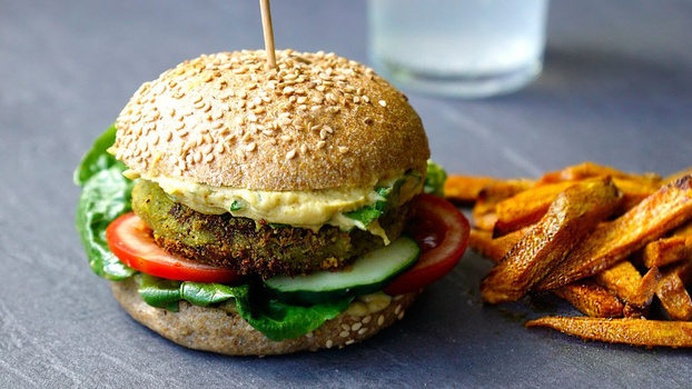 Rezeptbild für Quinoa-Burger mit Süßkartoffel-Pommes