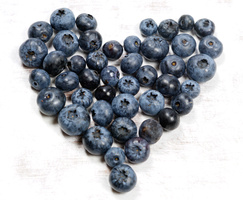 Heidelbeeren in Form eines Herz