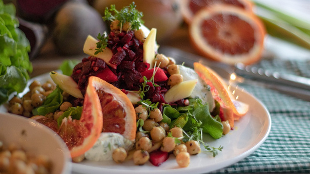 Rezeptbild für Lauwarmer Rote-Bete-Mango-Salat mit Kressecreme & Kichererbsen