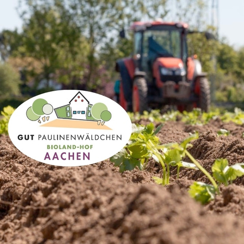 KI generiert: Ein Traktor auf einem Feld mit dem Logo von Gut Paulinenwäldchen, Bioland-Hof Aachen.
