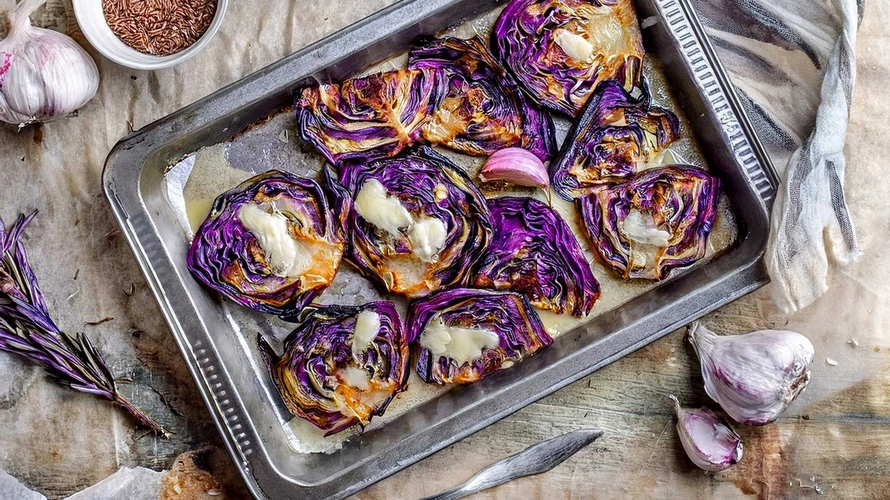 Rezeptbild für Rotkohl-Steaks mit Knoblauchchips