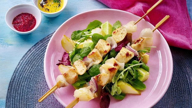 Rezeptbild für Warmer Feldsalat mit Hähnchenfilet-Spießen