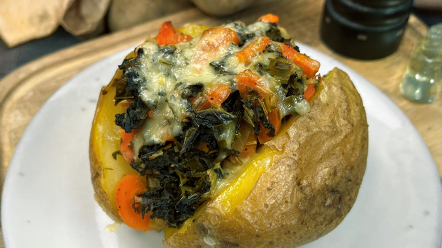 Rezeptbild für Gefüllte Ofenkartoffeln mit Grünkohl und Möhren
