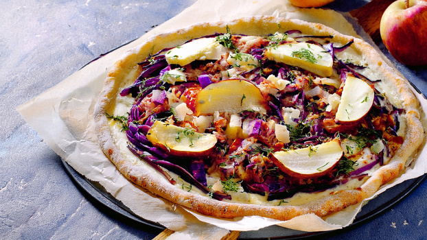 Rezeptbild für Rotkohl-Flammkuchen mit Camembert