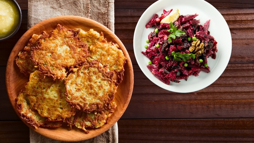 Rezeptbild für Knusprige Kartoffel-Pastinaken-Rösti mit Rote-Bete-Apfelsalat (vegan)