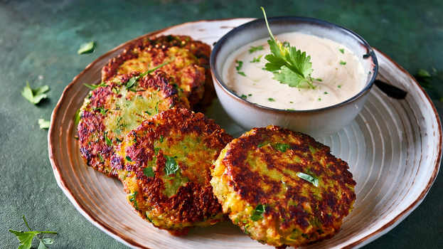 Rezeptbild für Blumenkohl-Hirse-Bratlinge mit Joghurt-Dip