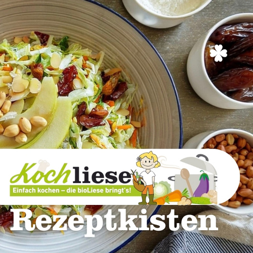 KI generiert: Salat mit Nüssen und Trockenfrüchten in Schüssel. Text: "Kochliese - Rezeptkisten".
