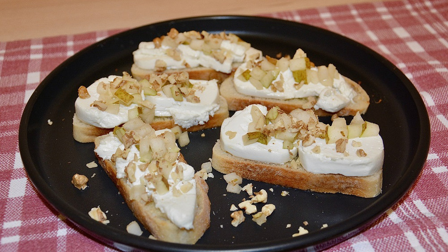Rezeptbild für Ziegenkäse-Bruschetta mit Birnen-Walnuss-Topping