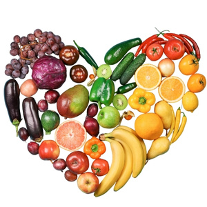 KI generiert: Herzform aus buntem Gemüse und Obst, darunter Trauben, Bananen, Orangen und Paprika.