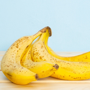 KI generiert: Das Bild zeigt eine stilisierte Illustration einer gelben Karotte mit grünem Blattwerk auf einem hellgrünen Hintergrund. Der Hauptinhalt ist die minimalistische Darstellung der Karotte.