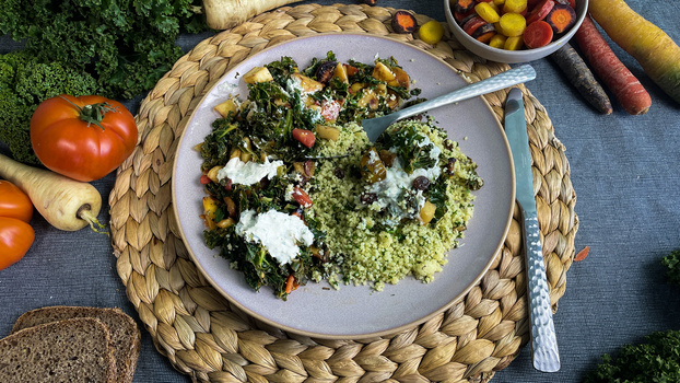 Rezeptbild für Grünkohl-Pastinaken-Möhren-Pfanne mit Couscous