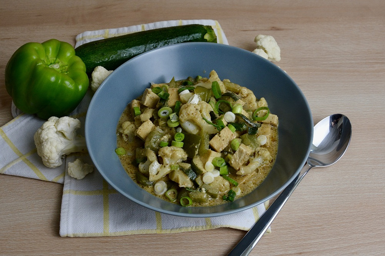 Rezeptbild für Grünes Thai-Curry mit Gemüse & Tofu