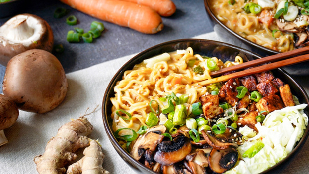 Rezeptbild für Thai-Ramen mit Pilzen und knusprigem Tofu