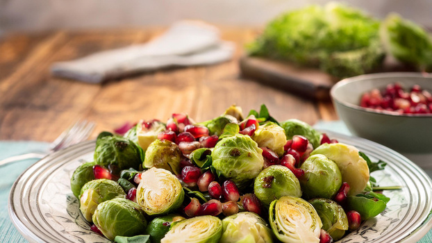 Rezeptbild für Rosenkohl-Maroni-Pfanne mit Chicorée-Granatapfel-Salat