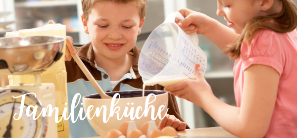 KI generiert: Kinder beim Backen in der Küche. Text: "Familienküche".