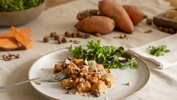 Rezeptbild für Süßkartoffel-Gnocchi mit Haselnussbutter & Feldsalat