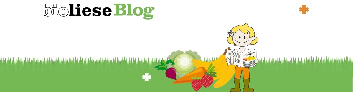 KI generiert: Illustration mit Titel "biolieseBlog", einem Kind mit Zeitung und Gemüse auf Wiese.