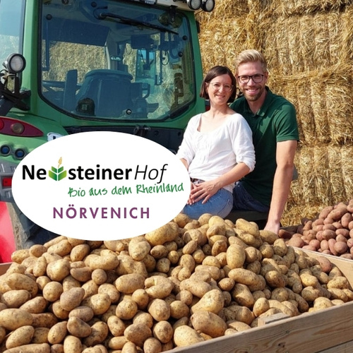 KI generiert: Ein Paar sitzt lächelnd auf einem Traktor vor Kartoffeln. Text: "Neusteiner Hof, Bio aus dem Rheinland, NÖRVENICH".