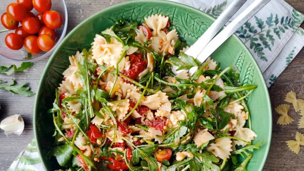 Rezeptbild für Nudelsalat mit Rucola, Tomaten und Parmesan