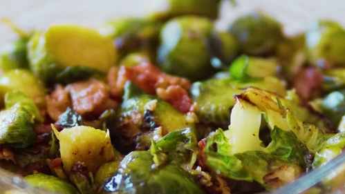 Rezeptbild für Lauwarmer Rosenkohlsalat mit Speck und Nüssen