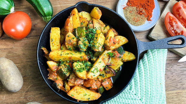 Rezeptbild für Orientalische Kartoffelspalten aus dem Ofen mit Zucchini (vegan)