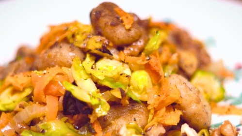 Rezeptbild für Rosenkohlpfanne mit gebutterten Gnocchi