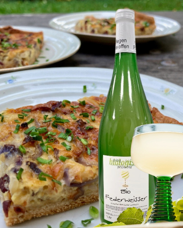 KI generiert: Flammkuchen mit Federweißer; Etikett: "Bio Federweißer".