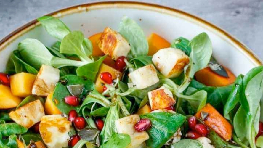Rezeptbild für Salat mit Kaki & Halloumi